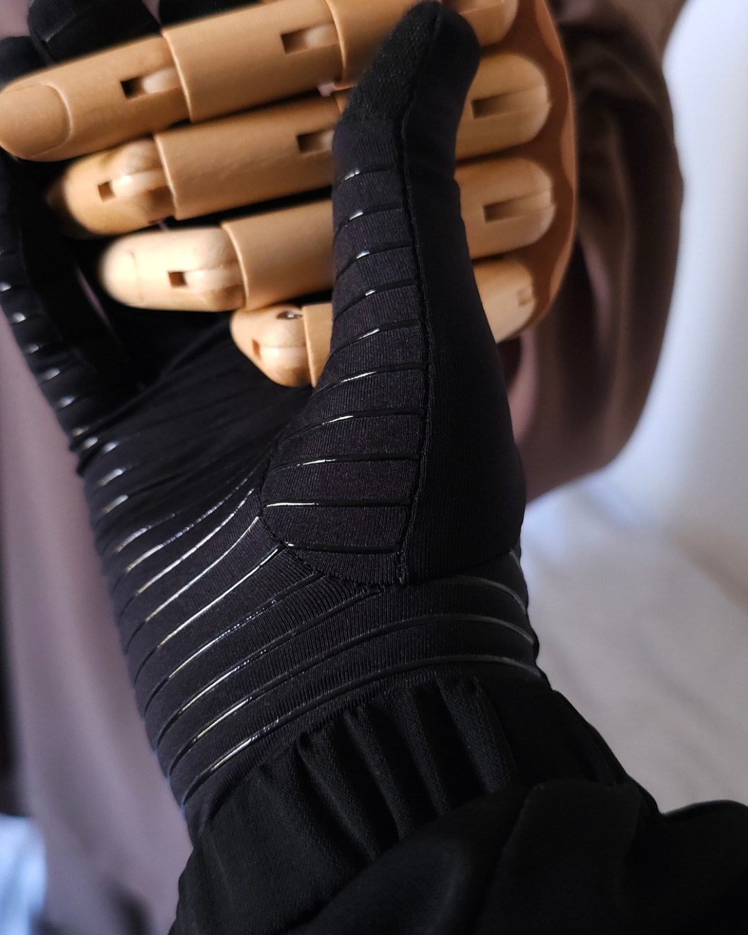 TOUCHSCREEN GLOVES